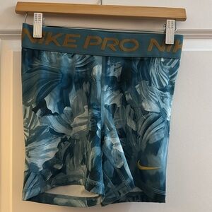 Women’s Nike Pro 5” Short Size Small (4-6)